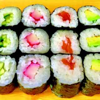 Su121 - Vegyes maki 4 féle (avokádó, uborka, surimi, lazac) 12db