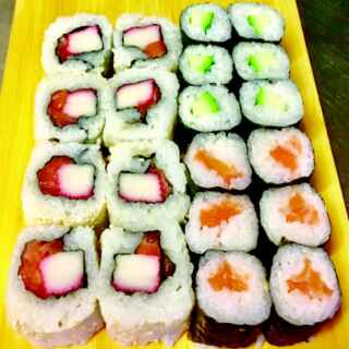 Su133 - Vegyes maki (lazac, surimi, avokádó) 20db