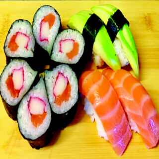 Su135 - Lazac, avokádó nigiri és vízcsepp maki