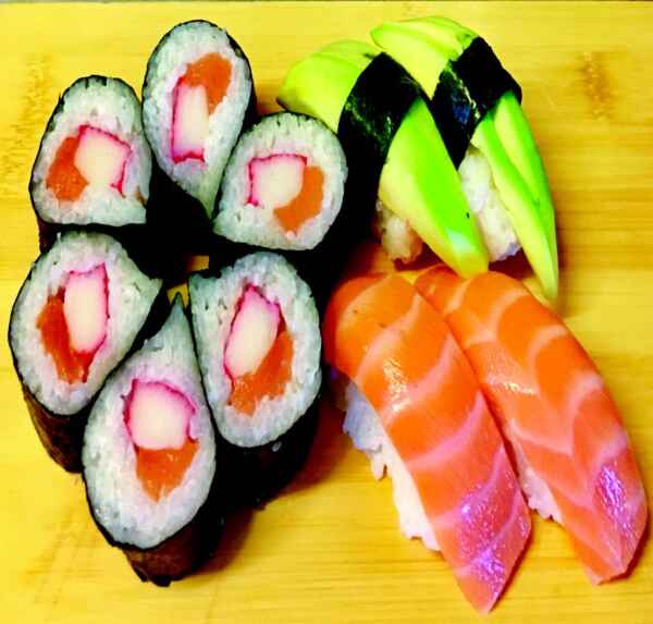 Su135 - Lazac, avokádó nigiri és vízcsepp maki