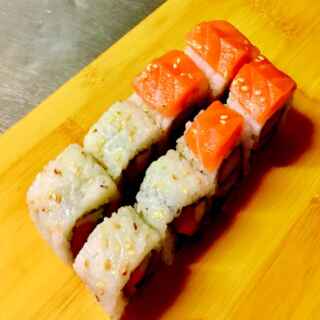 Su140 - 4db lazac, avokádóval töltve, 4db surimi töltve lazaccal a tetején