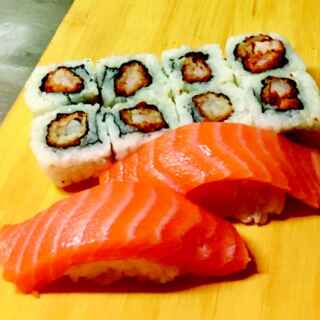 Su151 - 2db lazac nigiri, 8db sült bundázott maki