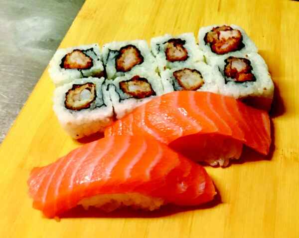 Su151 - 2db lazac nigiri, 8db sült bundázott maki
