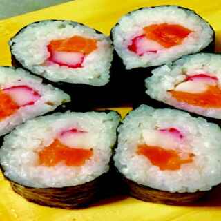 Su166 - Vízcsepp lazac, surimi maki