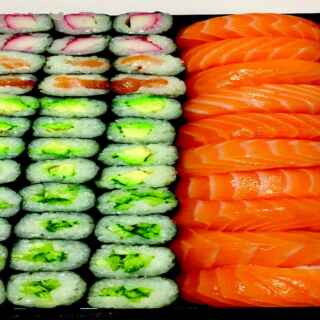 Su194 - 10 db lazac nigiri, 36 db vegyes maki