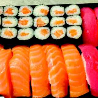 Su195 - 10db vegyes nigiri, 18 db lazac maki