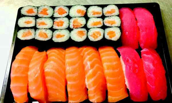 Su195 - 10db vegyes nigiri, 18 db lazac maki