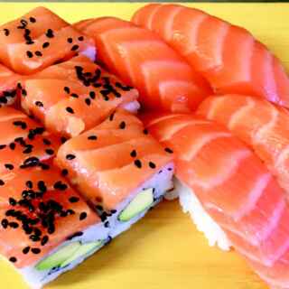 Su233 - Lazacos nigiri és avokádóval töltött maki
