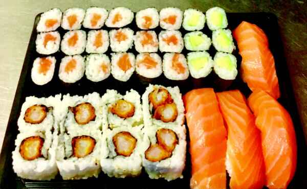 Su244 - 4db lazac nigiri, 32db vegyes maki