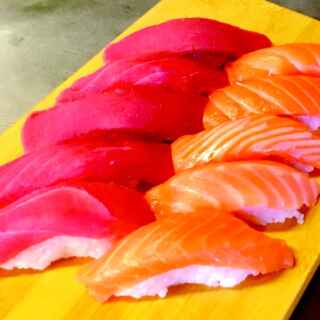 Su271 - 5db vöröstonhal nigiri, 5 db lazac nigiri