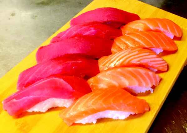 Su271 - 5db vöröstonhal nigiri, 5 db lazac nigiri