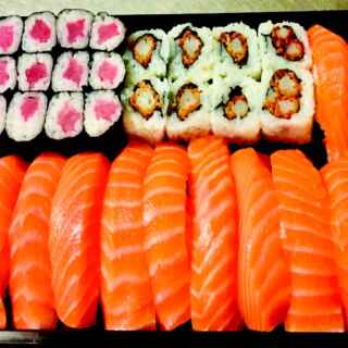 Su280 - 10db lazac nigiri, 20db kis maki