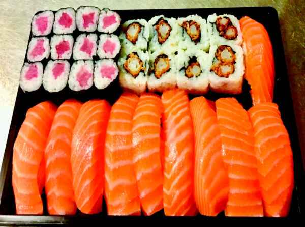 Su280 - 10db lazac nigiri, 20db kis maki