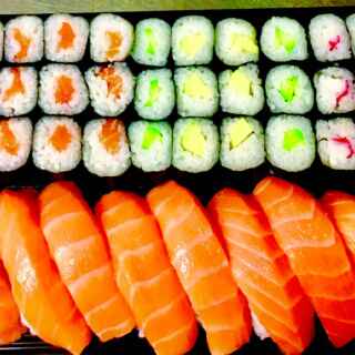Su283 - 8db lazac nigiri, 30db kis maki