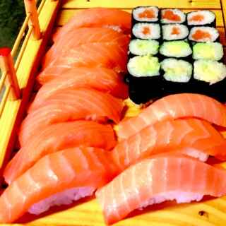 Su285 - 10db lazac nigiri, 12db kis maki