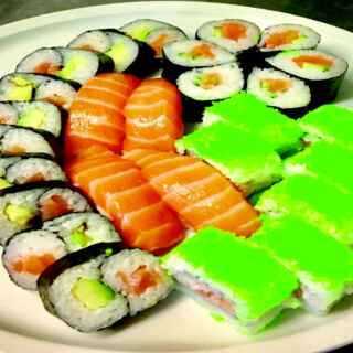 Su286 - 4db lazac nigiri, dupla boldogság vízcsepp lazaccal töltött réteges maki halikrával