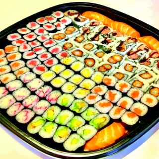 Su529 - Sushi maki és lazac nigiri vegyes tál 120db