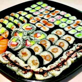 Su561 - 4db lazac nigiri + 75 db vegyes maki