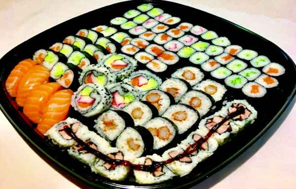 Su561 - 4db lazac nigiri + 75 db vegyes maki